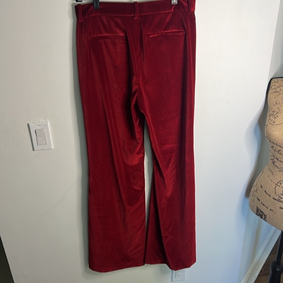 Saks - Picture 10 of 13